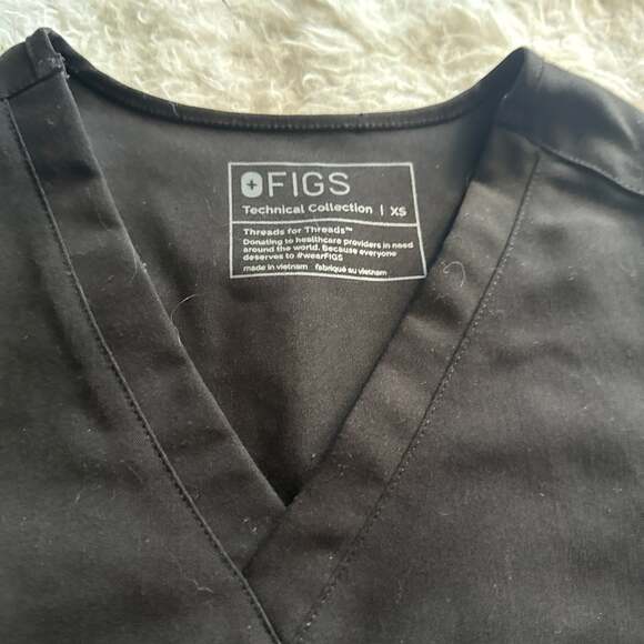 FIGS Catarina One-Pocket Scrub Top in Black - Picture 2 of 4